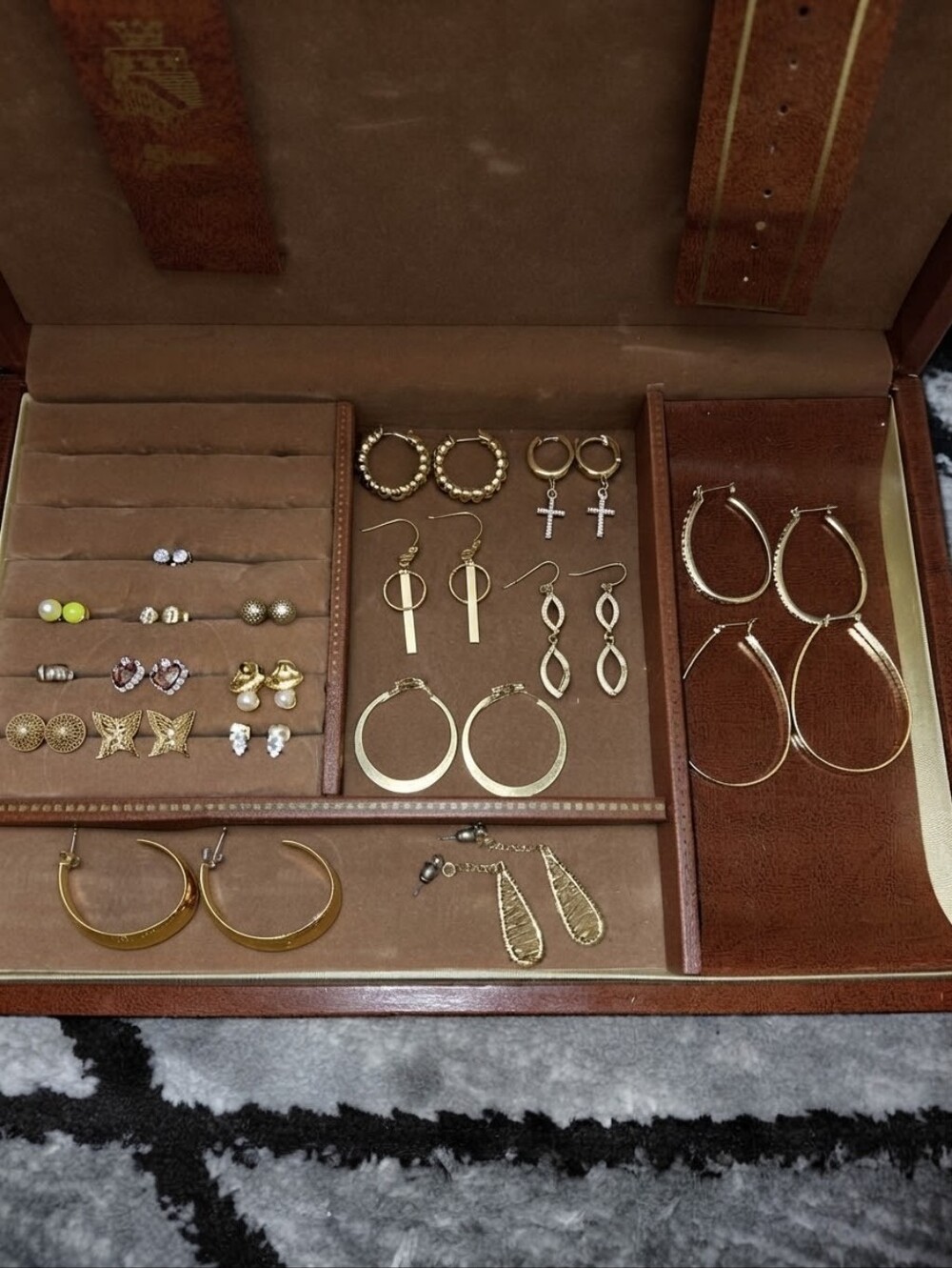 19-Piece Gold Tone Earring Bundle: Y2K, Indie & Boho Chic Collection CC